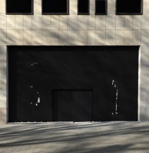Esther Miquel redefines a facade in Barcelona. Minimal art-intervention.