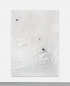 Minimal painting created with enamel and spray paint on a white discarded plastic sheet by Esther Miquel in Barcelona.