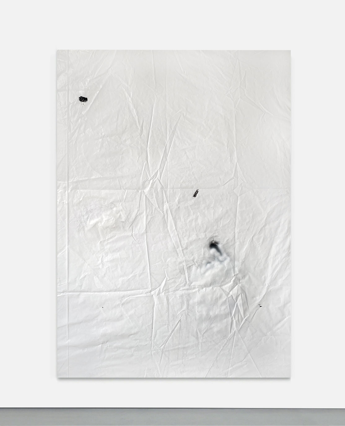 Minimal painting created with enamel and spray paint on a white discarded plastic sheet by Esther Miquel in Barcelona.