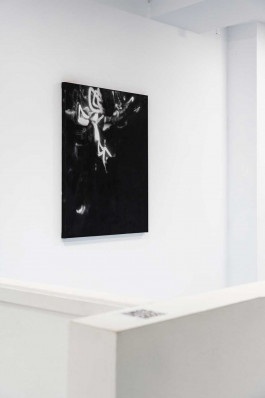 A black and minimalistic painting by Esther Miquel as part of the exhibition Silent Noise at Galeria Fran Reus in Palma de Mallorca.