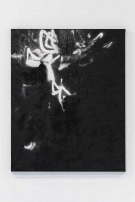 A front view of a black and minimalistic painting by Esther Miquel as part of the exhibition Silent Noise at Galeria Fran Reus in Palma de Mallorca.